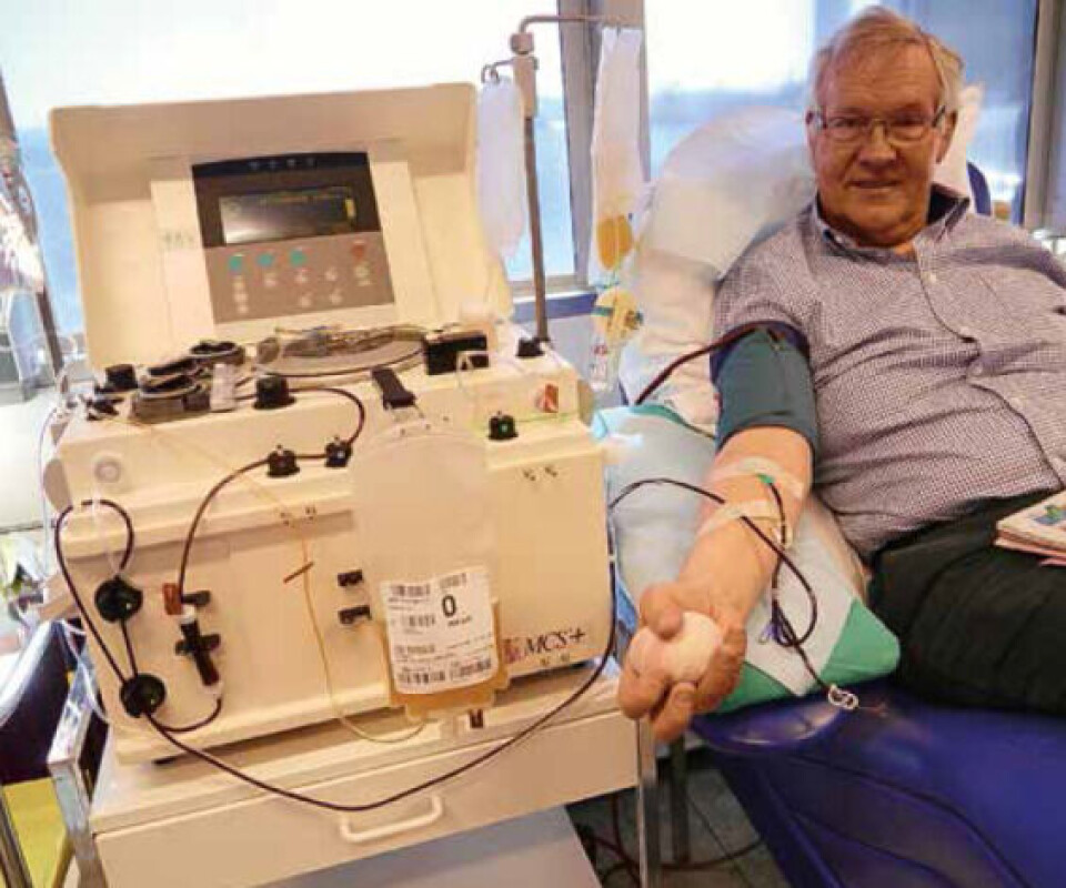 Trombocyttkonsentrat kan produseres på flere måter. En metode er å tappe givere ved hjelp av automatisert cellepreparasjonsutstyr. Donor stikkes og blodet antikoaguleres og plasserer inn i en aferesemaskin hvor tomocyttene høstes, mens erytrocyttene returneres til donor. Foto: Grete Hansen