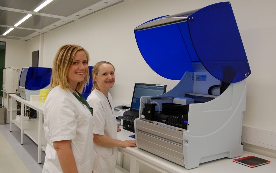 Fagbioingeniør Laila Johanne Haraldseid og bioingeniør Merete Tjønn skal analysere tuberkuloseprøver. Foto: Anne-Grete Melkerud, Sykehuset Østfold