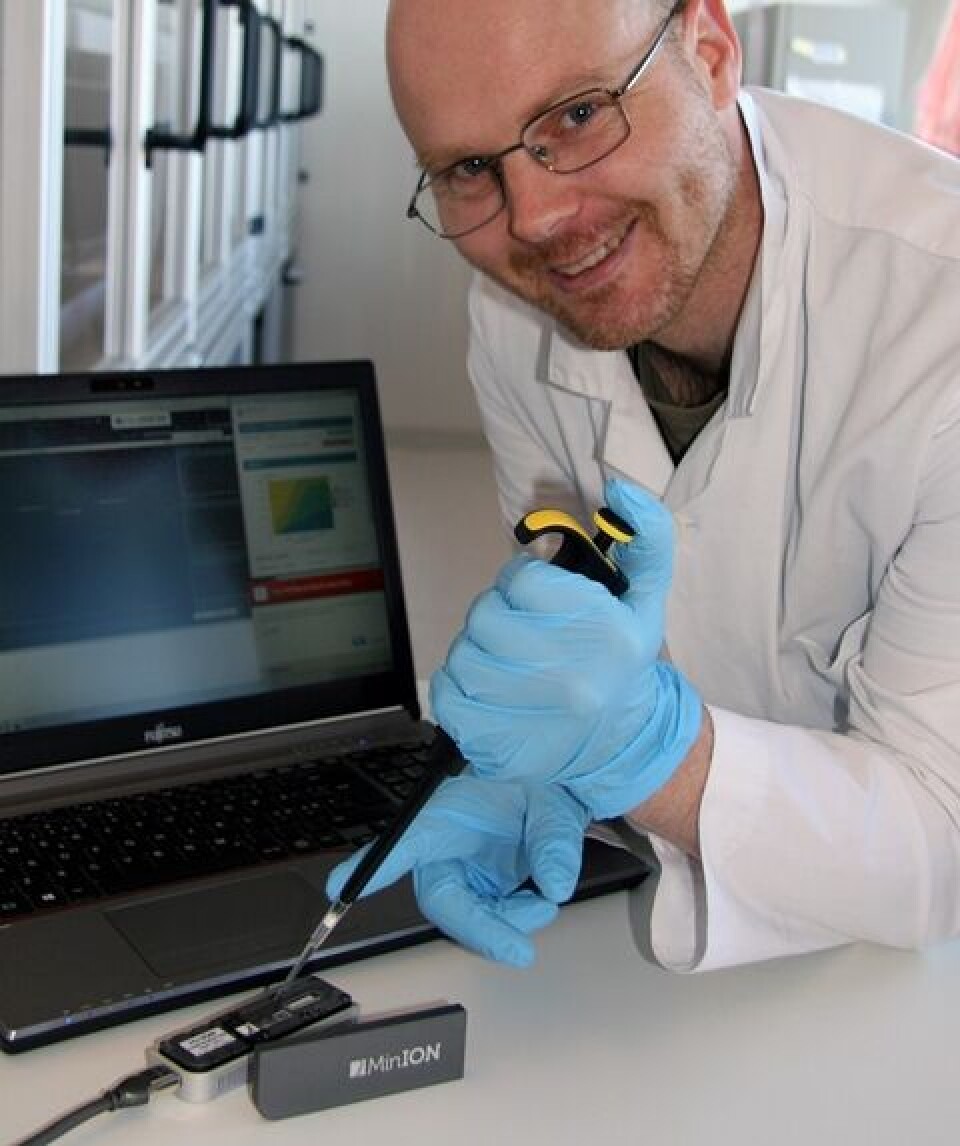 Sekvenseringsteknologi basert på nanoteknologi i bruk ved referanselaboratoriet. MinION er en liten «USB-pinne» som sekvenserer DNA ved å måle spenningsendring når enkelttrådet DNA trekkes gjennom en nanopore. Foto: Jeanette Borthen
