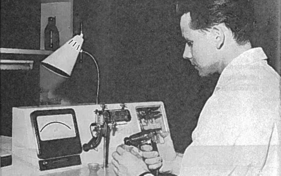 Kronikkforfatteren, Johan Kofstad, betjener her Astrup-apparatet, som var et betydelig fremskritt for syre-basediagnostikken på 1960-tallet. Foto fra Fysiokjemikeren nr. 6, 1966.