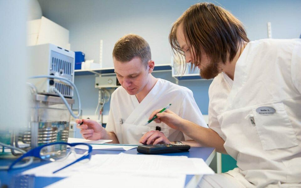 Studiestart nærmer seg, og nesten 500 vordende studenter har nå fått tilbud om plass på bioingeniørutdanning. Bildet viser bioingeniørstudenter ved et tidligere kull på Høgskolen i Oslo og Akershus. Arkivfoto: Tomas Moss, tomas@icu.no