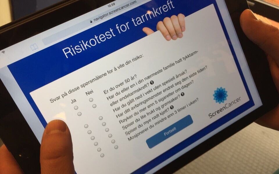 Testskjema med åtte spørsmål for vurdering av risiko for utvikling av tarmkreft (1). Den eneste faktoren som alene er utslagsgivende for risikovurderingen er alder. Resultatet av forfatterens test viste en forhøyet risiko for tarmkreft, og hun ble anbefalt å ta en tarmkrefttest. Foto: Grete Hansen