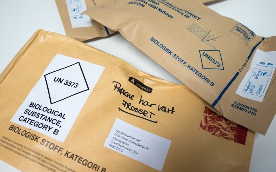 Mange av konvoluttene som kommer til Hormonlaboratoriet er merket med «Prøvene har vært frosset». Prøver som sendes med posten regnes som vanlig A-post og behandles ikke annerledes enn vanlige brev.