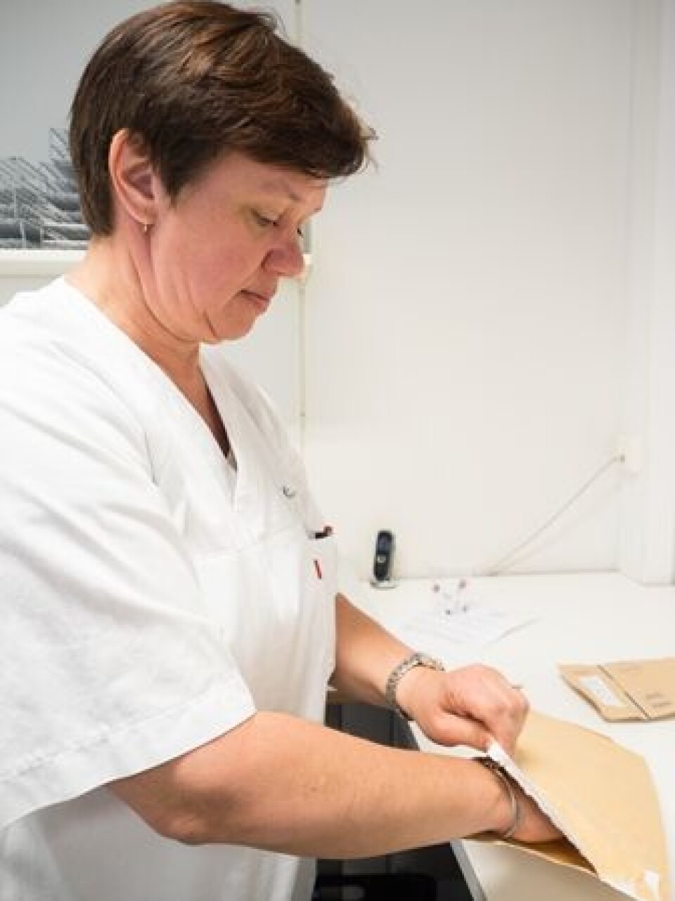 Kari Julien ved Hormonlaboratoriet åpner et brev med pasientprøver og undersøker datoen på prøvene som kommer fra Sykehuset Østfold. Det er én uke siden prøvene ble tatt. Kari Julien