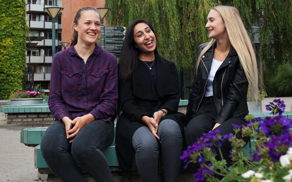 Det blir tid til fadderuke og sosialisering mellom biologi- og kjemitimer, laboratorium og blodprøvetaking av medstudenter for Nina Tangen Samuelsen (fra venstre), Zunerah Azam og Jasmin Aalto.