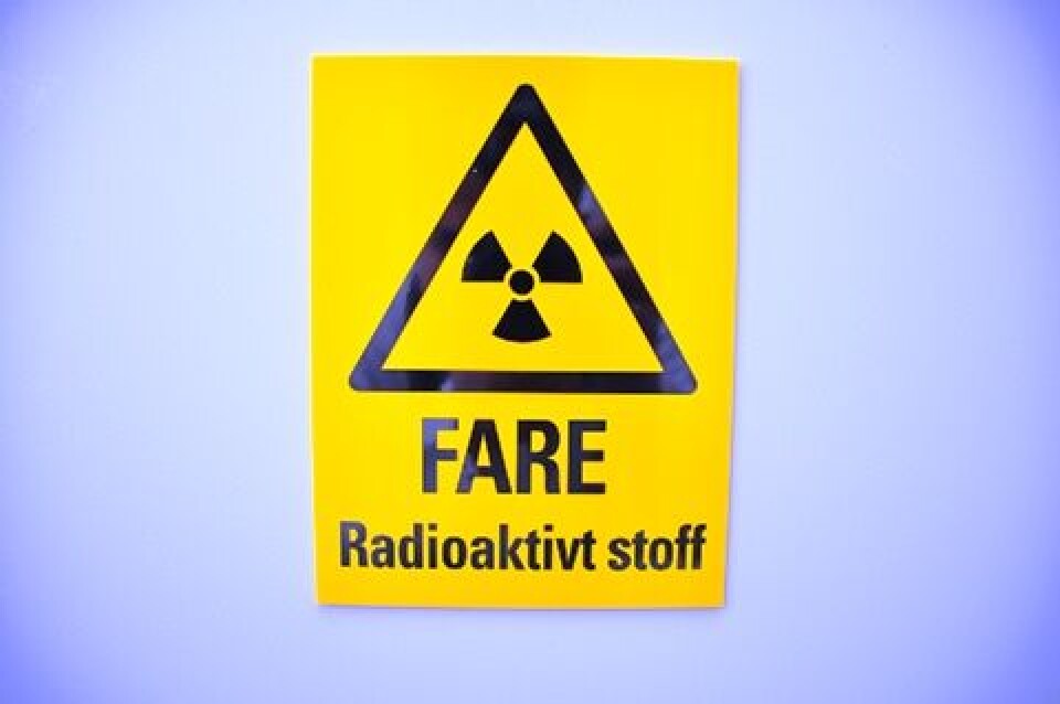 Slike fareskilt lyser mot en nær sagt overalt ved Isotoplaboratoriene