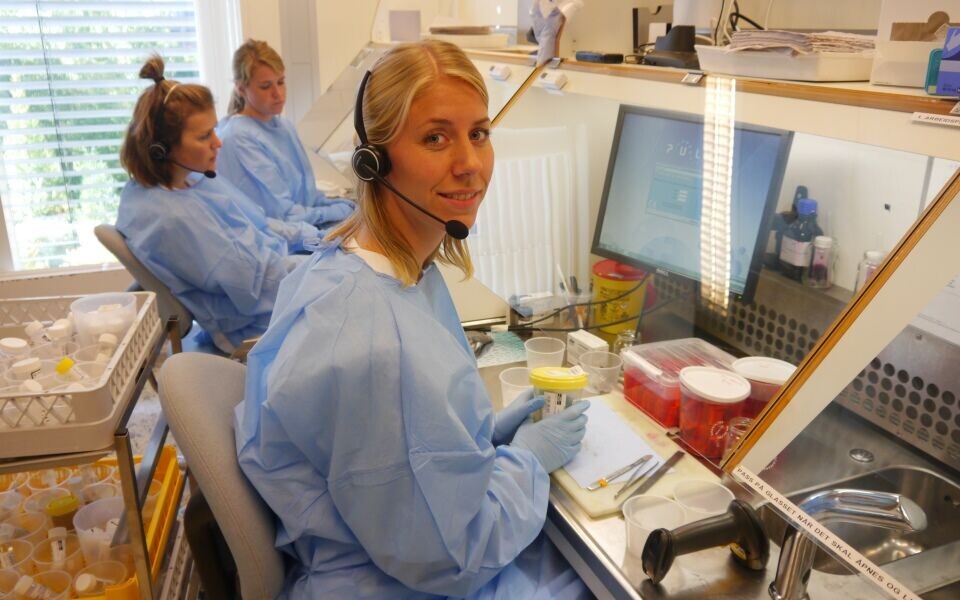 Ida Solberg, fagansvarlig bioingeniør for makrobeskjæring og biobanking, kan tenke seg mer utdanning i makrobeskjæring og enda mer ansvar. Foto: Grete Hansen