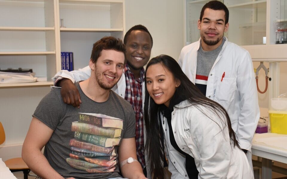 Studentene ved NTNU Ålesund stortrives, og håper flere gutter vil søke seg til studiet. Fra venstre: Jo Martin Krüger Arukwe, Geoffrey Mwangi, Steffen Kambe og Sara Tran. Foto: Guro Waksvik