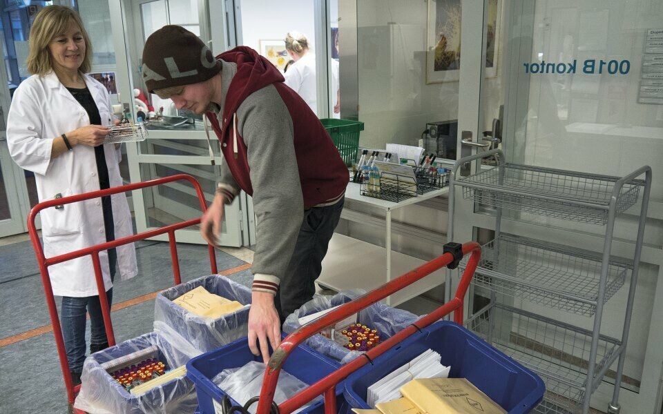 Toril Holmøy Svendsen tar imot budet som kommer med dagens første prøver fra legekontorene. Rundt 40 av SiVs rekvirenter har tatt i bruk IHR. Foto: Grete Hansen