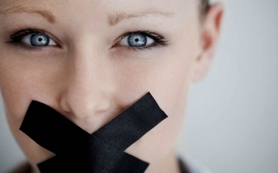 Mange ansatte i helsevesenet holder munn om kritikkverdige forhold, for ikke å bli stemplet som illojale. Illustrasjonsfoto: iStockphoto