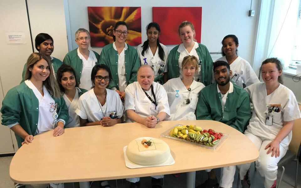 Kryssordvinner Kjell Andersen (foran i midten) og kolleger ved Medisinsk biokjemi, OUS Ullevål.