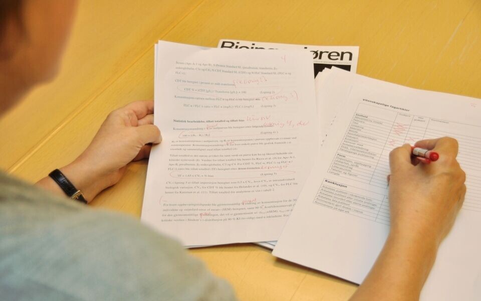 Fagfeller er andre forskere, som gir tilbakemelding på manuskriptet som ønskes publisert. (Bildet er arrangert). Arkivfoto: Svein Arild Nesje-Sletteng