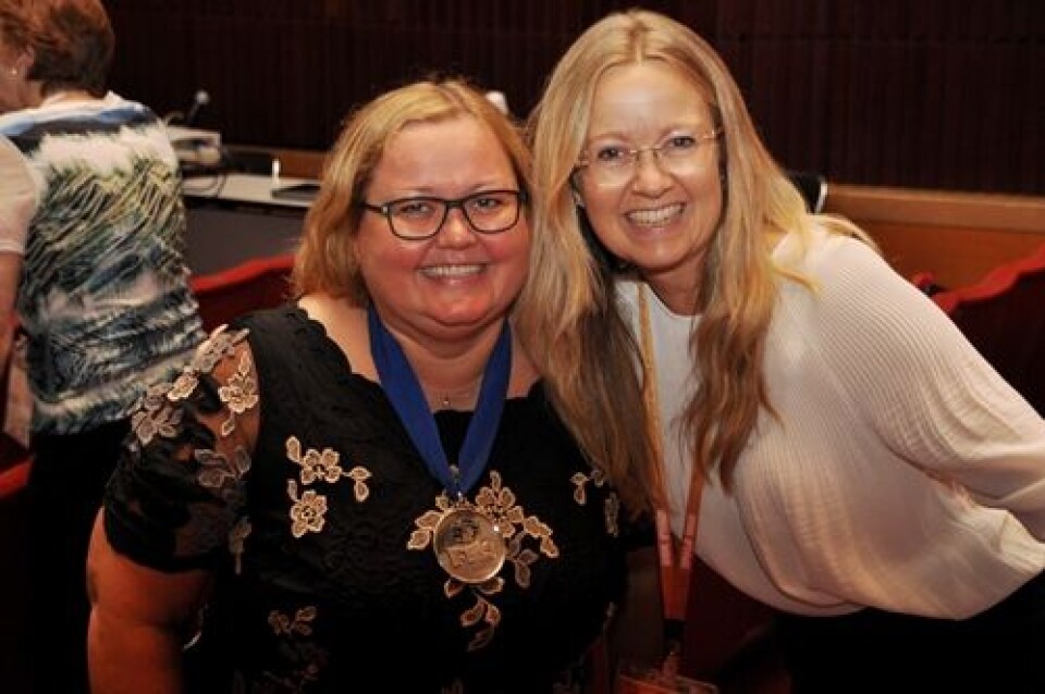 Instituttleder Lisa Husby Sande i BFI var blant de mange som gratulerte Roald med presidentvervet. Foto: Svein Arild Nesje-Sletteng Marie Nora Roald og Lisa Husby Sande