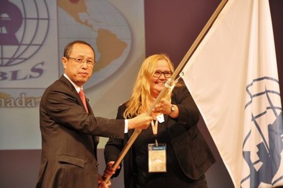 Marie Nora Roald, påtroppende IFBLS-president, bar verdensorganisasjonens flagg under åpningen. Her sammen med lederen av den japanske bioingeniørorganisasjonen, Yoshifumi Miyajima.