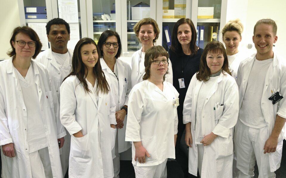 Prosjekt elektronisk rekvirering har vært en teaminnsats på den lille laben, med totalt ni bioingeniører og to leger. Her er (nesten) alle samlet på ett brett. Fra venstre: Liv Jorunn Sønstebø (seksjonsoverlege), Walelgne Mekonnen, Emina Smajlovic, Pirkko-Liisa Kellokumpu, Tina Kjetland, Evy Tjelle, Trine Cecilie Stumo (funksjonsleder), Hanne Steinnes, Malgorzata Richter (overlege) og Andreas Mjøen (fagsystemansvarlig). Eva Helen Vindenes var ikke til stede da bildet ble tatt. Alle foto: Svein Arild Nesje-Sletteng