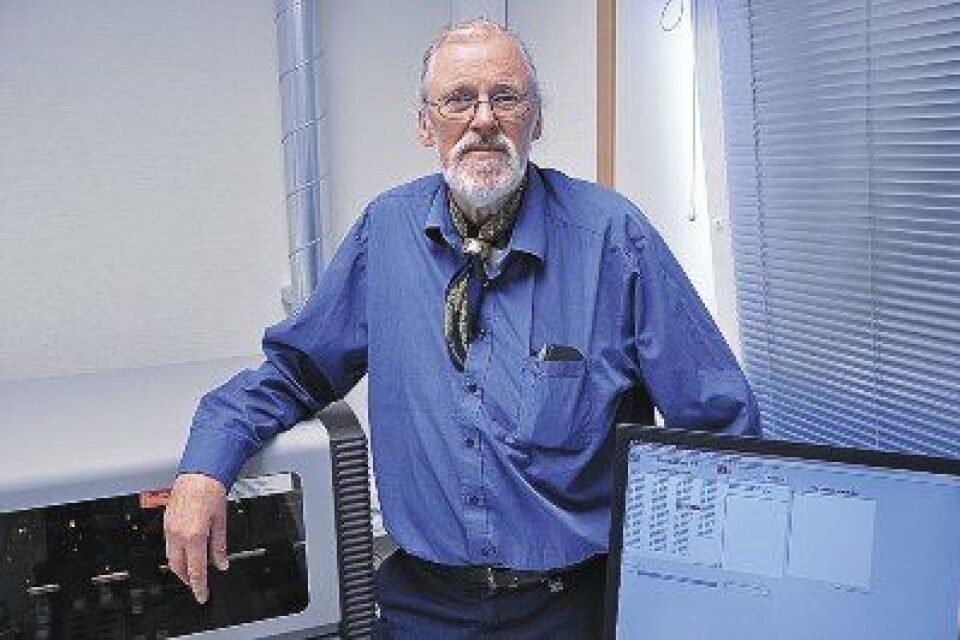 Oddvar Gamst har vært pensjonist i over to år. Men UNN bruker fortsatt programmene hans. Koagulasjonsinstrumentet (t.v.) kommuniserer med labdatasystemet via et program han har utviklet. Pensjonert bioingeniør Oddvar Gamst og analysemaskiner på lab, UNN Tromsø.