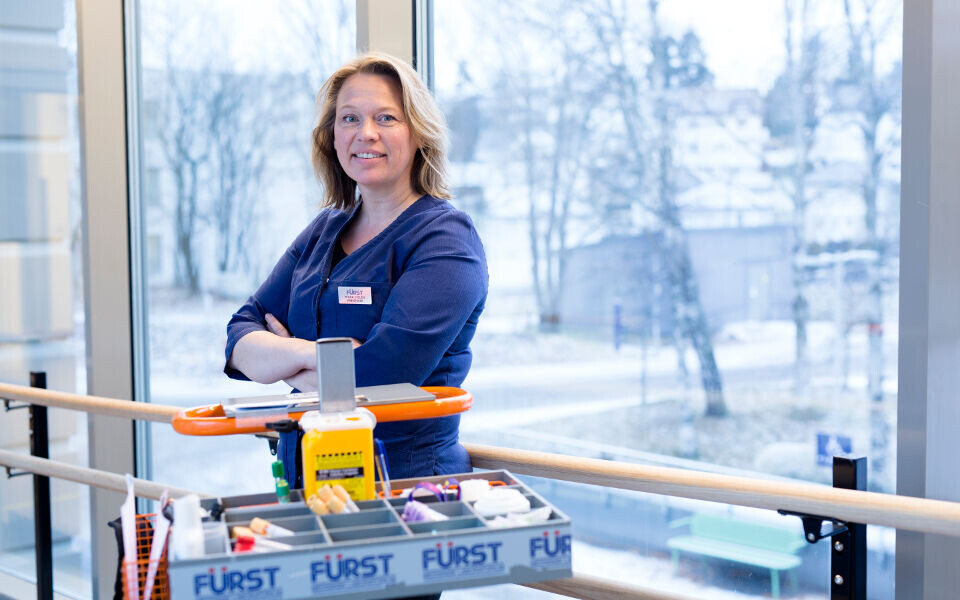 Mona Helén Ragnøy er en av ti bioingeniører og helsesekretærer hos Fürst som reiser rundt i Oslo og tar blodprøver. Foto: Annette Larsen.