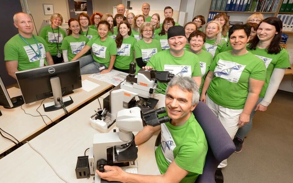 Ansatte ved medisinsk genetisk avdeling på UNN, med t-skjorter som markerer jubileet. Foto: Universitetssykehuset Nord-Norge