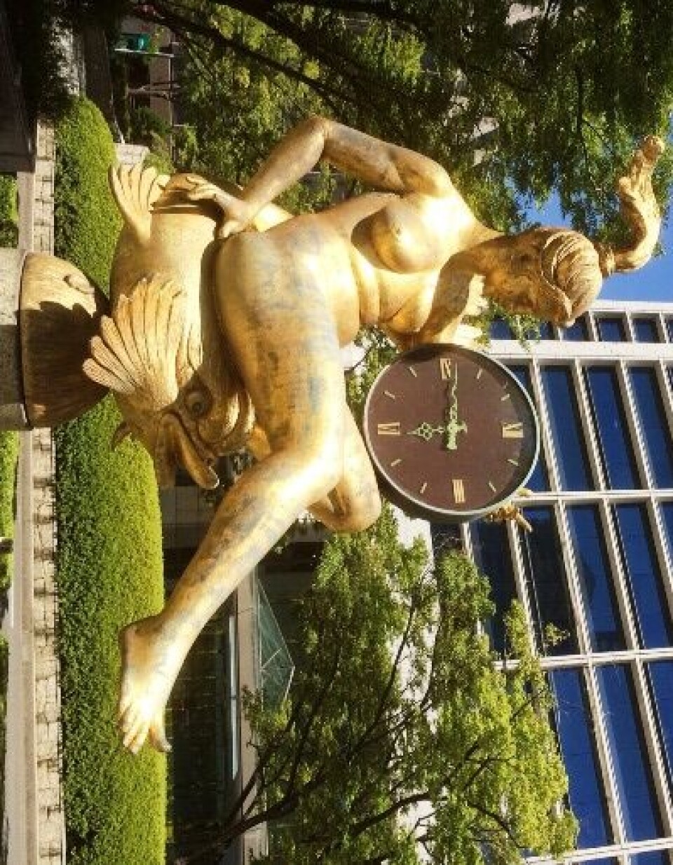 05.46, 17. januar 1995, rammet jordskjelvet. Over 6400 mennesker omkom. Denne klokken stoppet da skjelvet rammet, og står nå i minneparken for jordskjelvofrene i sentrum av Kobe.