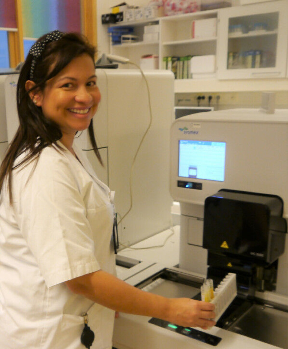 Spesialbioingeniør Juliana Duran Rios er ansvarlig for urinanalysene på Rikshospitalet. Foto: Grete Hansen.