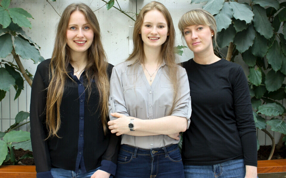 Tre bioingeniørstudenter som brenner for faget og synes de blir godt fulgt opp og ivaretatt på utdanningen i Tromsø. Fra venstre: Julie Storjord, Victoria Butzbach og Olga Deryugina. Foto: Regine Forstrønen Torsvik