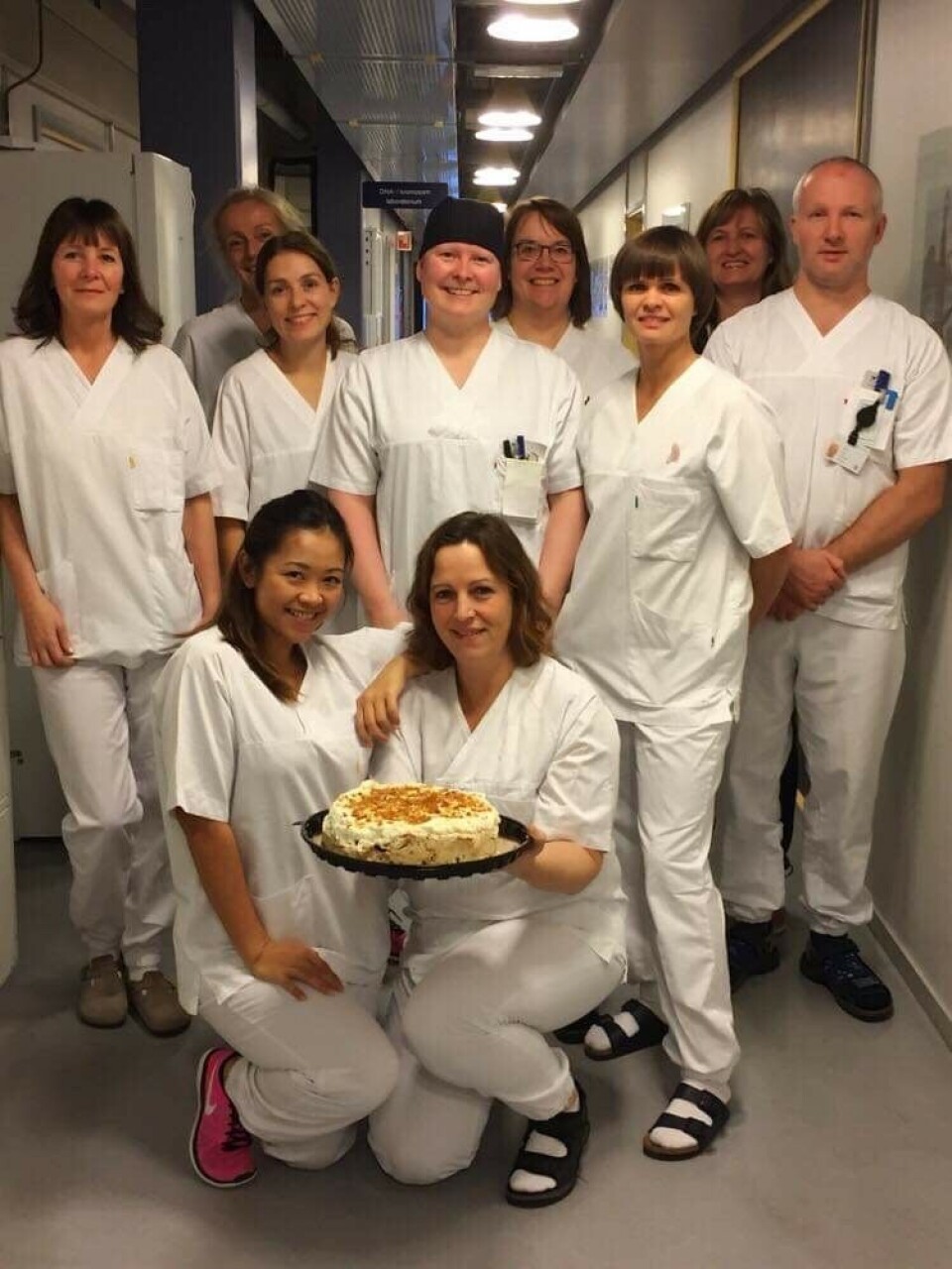 Kryssordvinneren med kolleger. Foran: Jarren Bentzen, Lena Johnsen (med kake). Rad to fra venstre: Bente Haldorsen, Helene Hjellnes, Kristine Tollefsen og Hege Appelbom. Bakerst fra venstre: Else Bøifot, Monica Lundberg, Monica Ingebrigtsen og Tommy Myrland. Foto: Privat Kryssordvinneren med kolleger. Foran: Jarren Bentzen, Lena Johnsen (med kake). Rad to fra venstre: Bente Haldorsen, Helene Hjellnes, Kristine Tollefsen og Hege Appelbom. Bakerst fra venstre: Else Bøifot, Monica Lundberg, Monica Ingebrigtsen og Tommy Myrland.