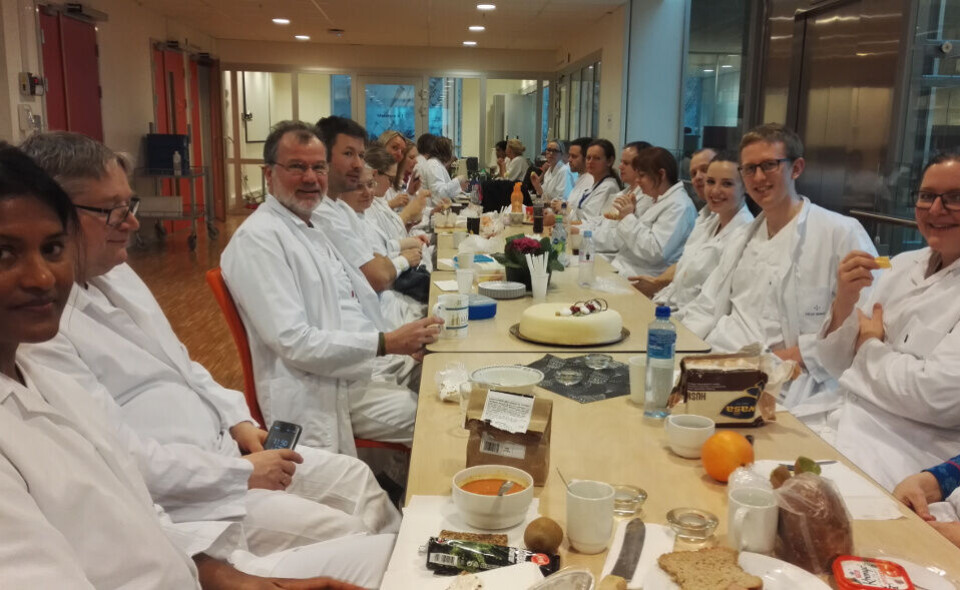 Kake til mikrobiologiavdelingen på Haukeland, etter at spesialbioingeniør John Olav Alvsvåg stakk av med seieren i Bioingeniørens månedlige kryssordkonkurranse. Foto: Rebecca Breistein