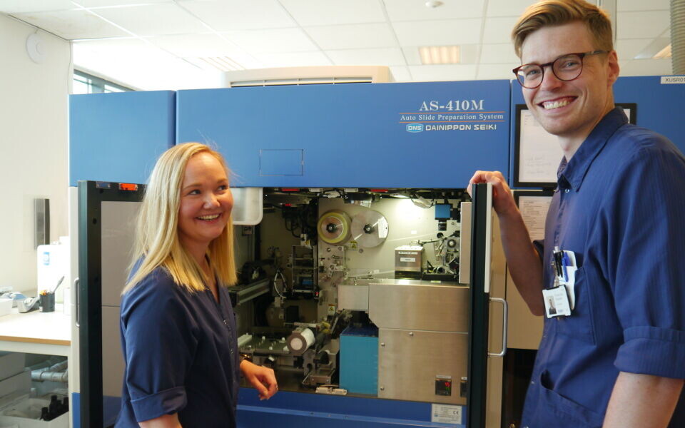 Bioingeniør Frida Engstrøm ledet utprøvingen av snittroboten. Sammen med kollega Trond Are Rokseth har hun tilbrakt utallige timer ved maskinen. Foto: Grete Hansen