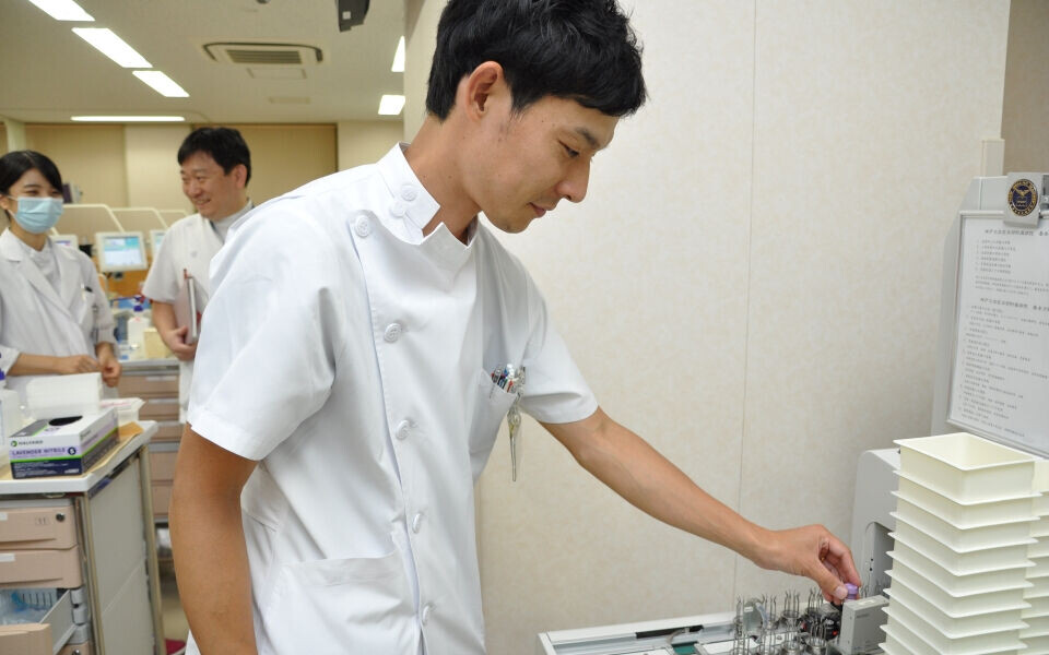 Å få norsk autorisasjon kan være en omstendelig prosess for bioingeniører fra land utenfor EU. Bildet viser bioingeniører på en prøvetakingspoliklinikk i Kobe i Japan. Illustrasjonsfoto: Svein A. Liljebakk