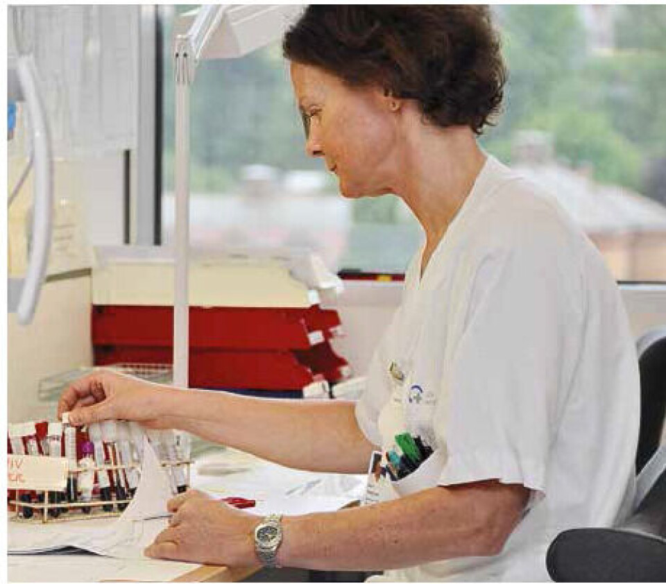 Prøver og rekvisisjoner vurderes av bioingeniør på PCR-laboratoriet. Foto: Svein Arild Nesje-Sletteng
