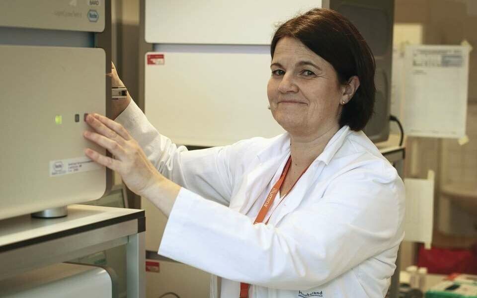 Randi Monsen Nygaard er seksjonsleder på molekylærbiologisk seksjon ved Haukeland universitetssjukehus. Hun er en av bioingeniørene som advarer om at spyttprøver ikke er løsningen på alle problemer. Arkivfoto: Kristin Risa