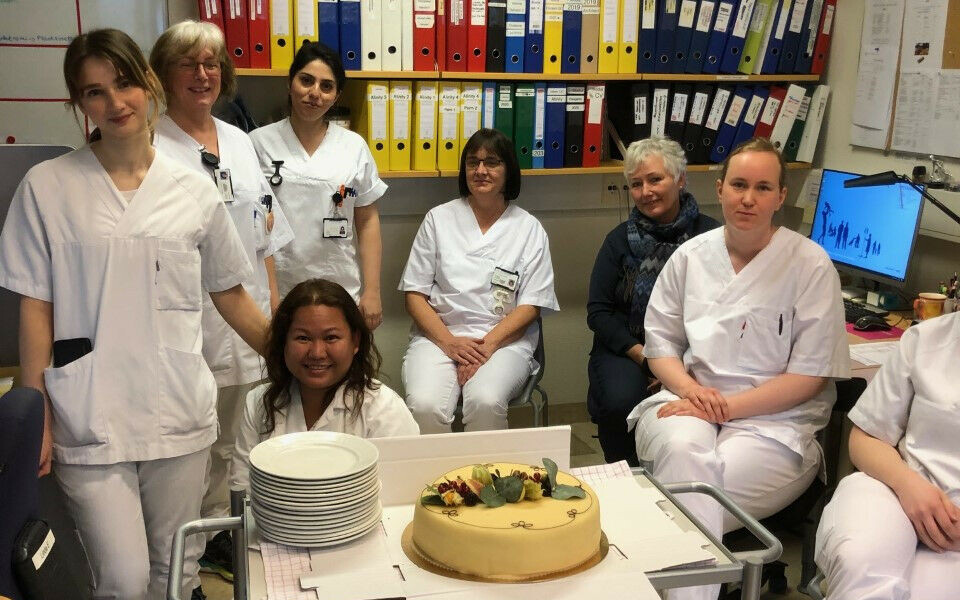 Årets første kryssordkake gikk til bioingeniørene på medisinsk biokjemi, Stavanger universitetssjukehus. Foto: Privat