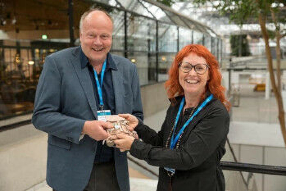 Nordisk kongress i Norge: Danske bioanalytikeres leder, Martina Jürs, ga under verdenskongressen BFI og fagstyrenestleder Kjetil Jenset ansvaret for NML-sekretariatet de neste årene. Nordisk medisinsk laboratoriegruppe (NML) er samarbeidsforumet til de fem nordiske bioingeniørorganisasjonene. Dette innebærer også at Norge skal arrangere den neste nordiske bioingeniørkongressen – i 2023. Foto: Sine Fiig, dbio