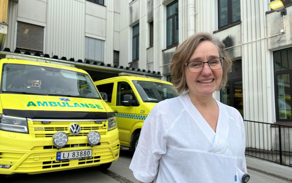 Innlandet har lange avstander, en god ambulansetjeneste er derfor avgjørende. Laktat, som er en viktig markør ved sepsis, måles derfor i ambulansene. Heidi Kolseth har vært sentral i innføringen av analysen. Foto: Grete Hanse