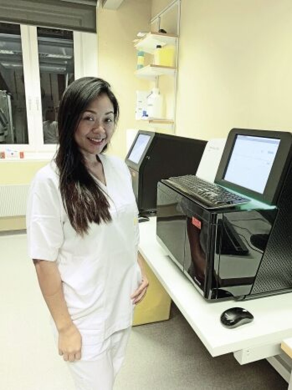 ARBEIDSPLASSEN: Bioingeniør Jarren Kate Dionesa Bentzen har arbeidet med DNA-analyser siden hun var ferdig med praksis ved Universitetssykehuset Nord-Norge. I dag arbeider hun på medisinsk genetisk avdeling. (Foto: Privat)
