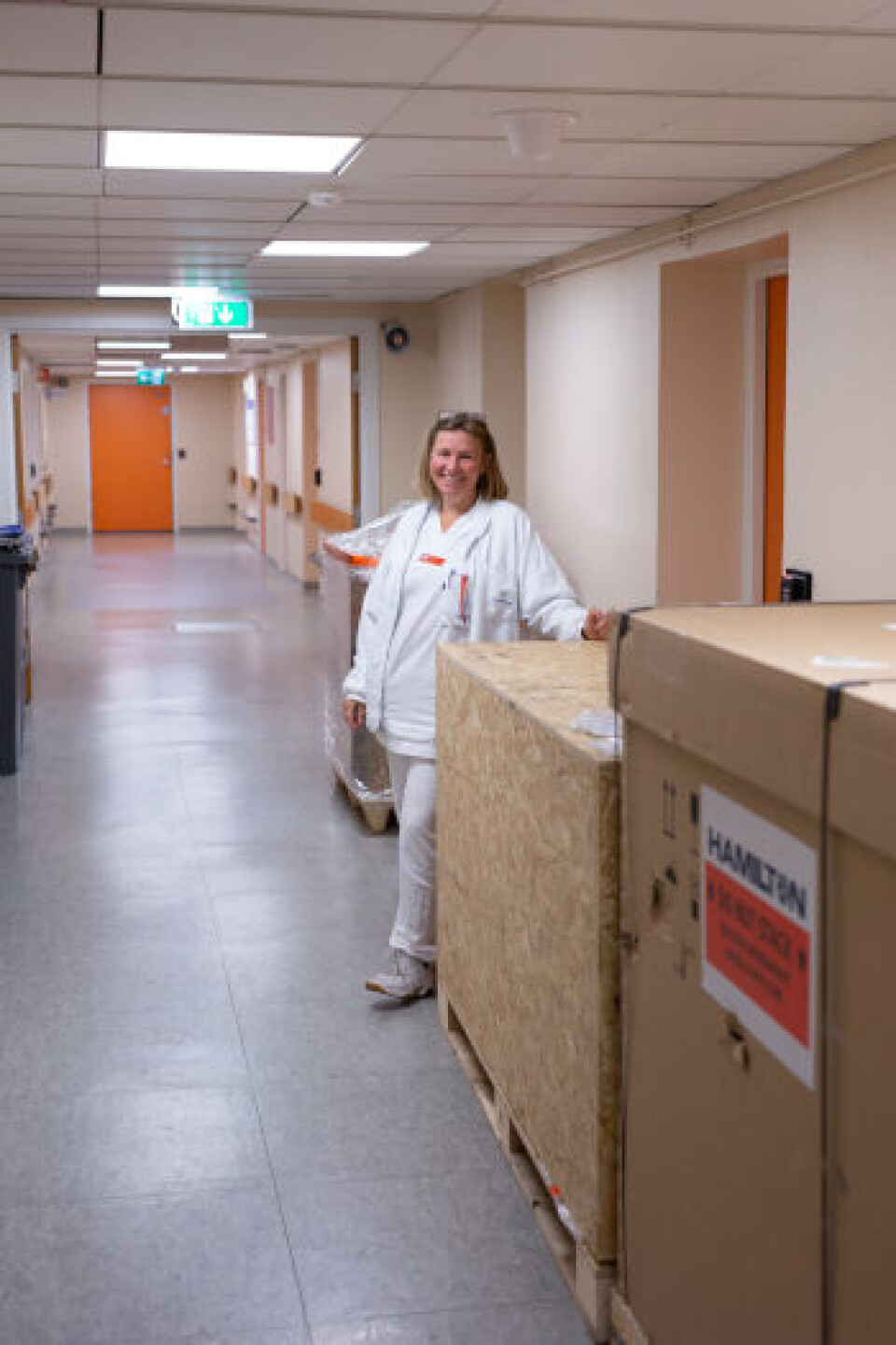 Etter planen skal laboratoriet ved Kvinneklinikken ved Haukeland universitetssjukehus i løpet av høsten etablere NIPT-analyse. Det gjenstår en god del, påpeker seksjonsleder Merete Litleskare. Utstyret står fremdeles i bokser på gangen.
