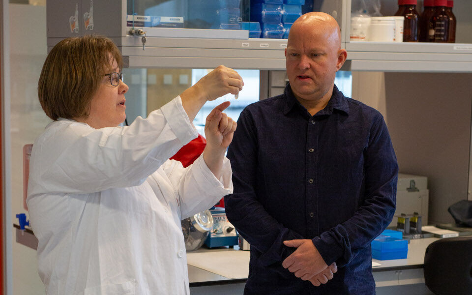 Stein-Magne Aksnes er på sitt første laboratoriebesøk. Hilde Mæland, som har hovedansvaret for leukemidiagnostikken på seksjonen, har mye å fortelle. Foto: Kristin Risa