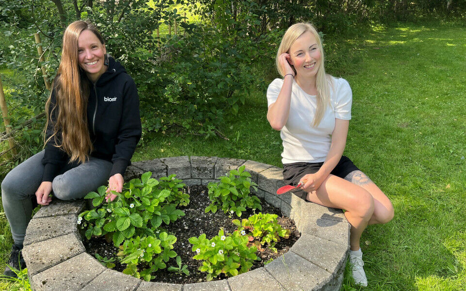 Melanie Schreier og Jorunn Hellekås viser fram campus Bø sin egen kjøkkenhage. Her vokser det blant annet epletrær og jordbærplanter som er klare for å bli forsket på. Foto: Grete Hansen