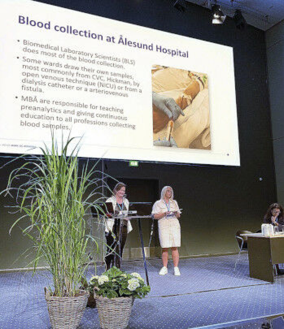 Beate Eikrem og Maria Jacobsen under foredraget. Foto: Marie Nora Roald