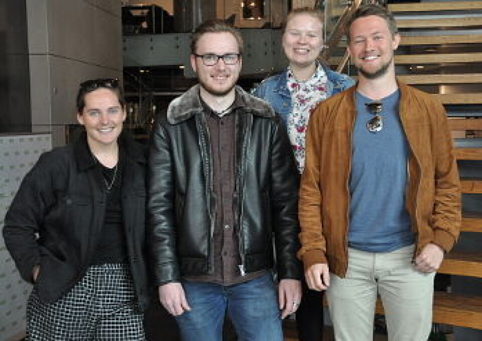 Bioingeniørstudentene Anne Sofie Vik, Nils Aldegarmann, Sofie Kristina Myrnes Oppholt og Emil Johansen Bersås har hørt at mange er misfornøyd med lønna. Men selv er de minst like opptatt av spørsmål som «bør jeg ta mastergrad eller ikke» og hvilke karrieremuligheter som finnes for bioingeniører utenfor helsetjenesten. Foto: Svein A. Liljebakk