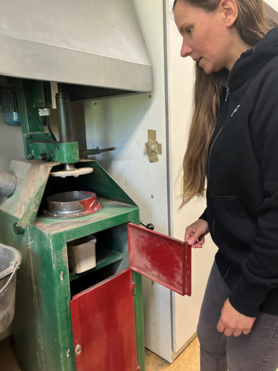 Melanie Schreier viser fram grovlaben der jordprøver tørkes, siktes, veies, tilføres ekstraksjonsvæske, ristes og filtreres. Foto Grete Hansen