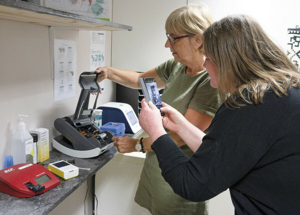Den forsvunne strimmel er kommet til rette og Elisabeth Josefsen tar bilde av fenomenet for å kunne videreformidle det til kollegene sine. Foto: Grete Hansen