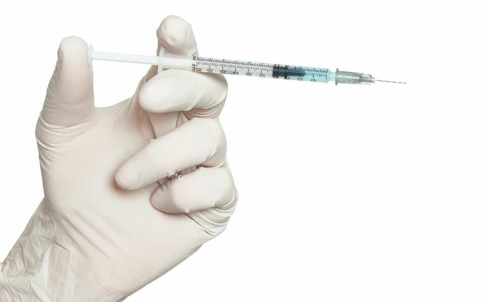 Flere tar nå til orde for at influensavaksinasjon bør være obligatorisk for helsepersonell. Illustrasjonsfoto: iStock