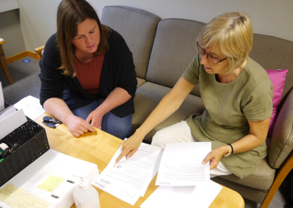 Samtalene med deltakerne er viktige. Her diskuterer Elisabeth Josefsen og Anne-Lise Ramsvig kontrollresultater og prosedyrer. Foto: Grete Hansen