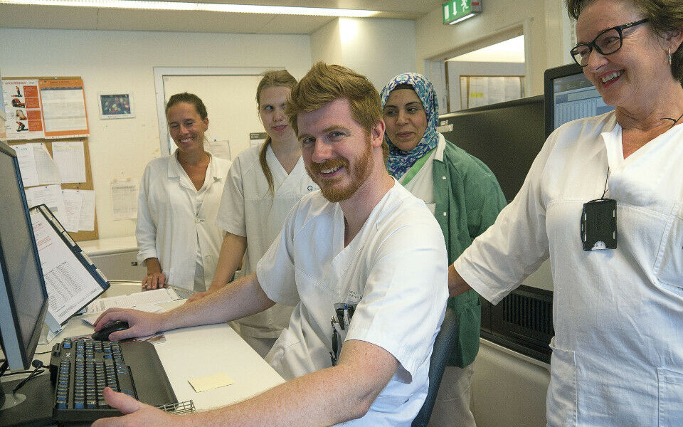 Marius Holtet, omgitt av nye kolleger. Fra venstre: Grete Birkeland Kro, Julie Adele Øveren, Mayyada Mohsin Taher og Tone Berge. Foto: Grete Hansen