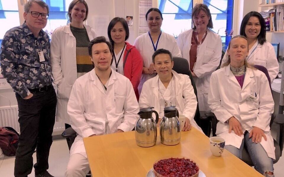 Månedens kryssordkake gikk til enhet for flowcytometri, Radiumhospitalet. Vinner Ingunn Østlie er nummer to fra høyre, bak. Foto: Privat