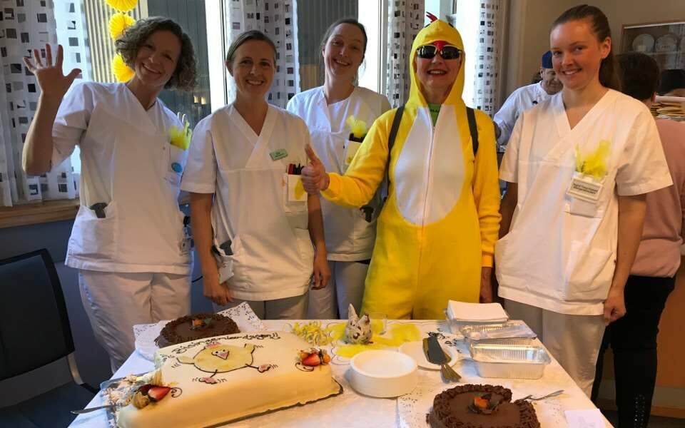 Bioingeniører på Kysthospitalet under fjorårets feiring. Også i år gir BFI støtte til kake. Foto: Privat