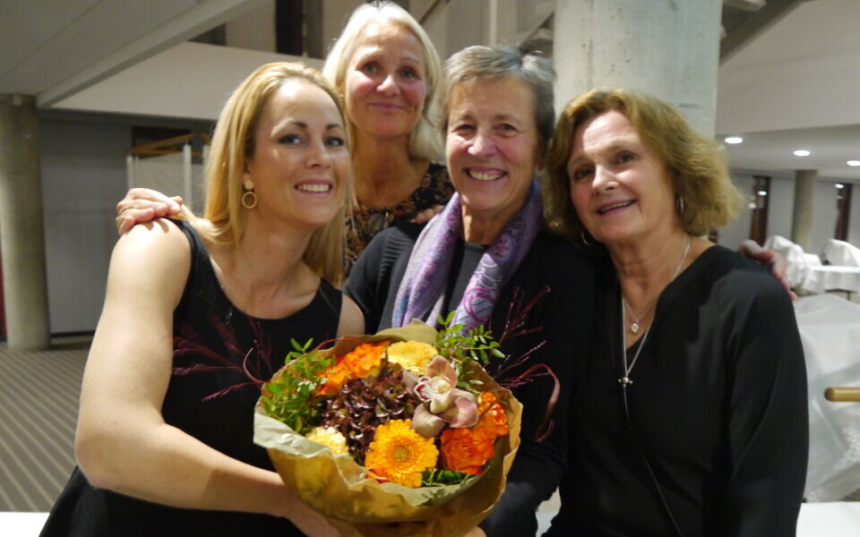 Rita von der Fehr, leder for BFIs fagstyre (bak), delte ut pris og blomster til (f.v.) Heidi Andersen, Inger-Lise Neslein og Kirsten M. Østbye. Foto: Grete Hansen