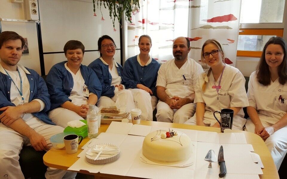 Tonje Kleiva (nummer to fra høyre) ble trukket som vinner av kryssordet i Bioingeniørens februarutgave. Dermed vant hun kakelunsj til seg selv og kollegene. Foto: Privat