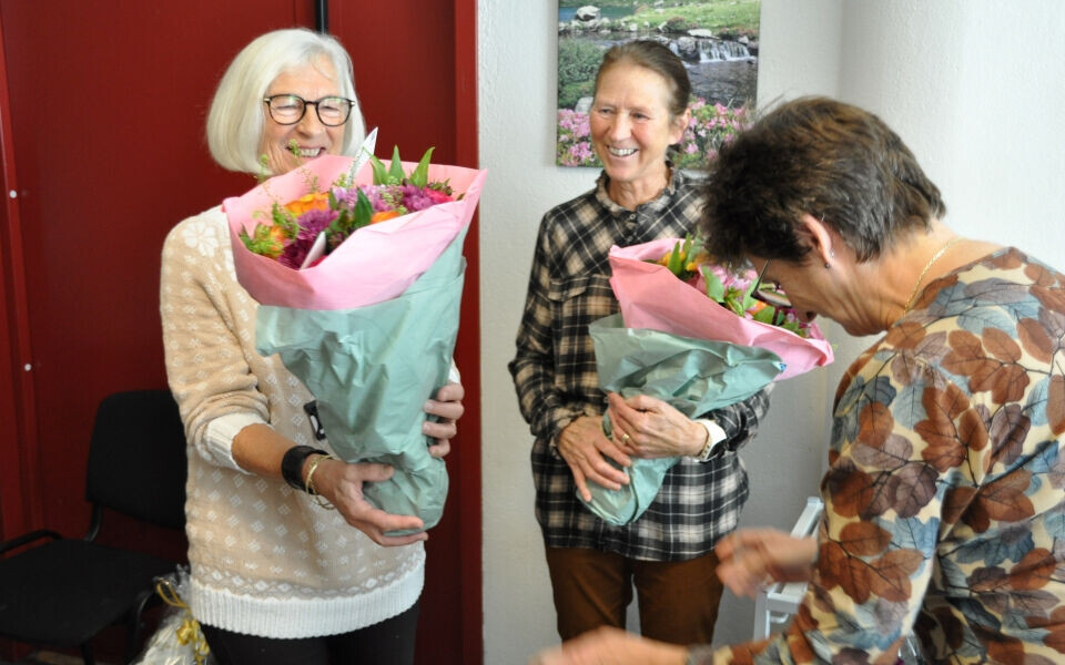 Eli Mosberg overrakte blomster fra NITO Buskerud til Liv Berntzen Larsen og Emma Haare.